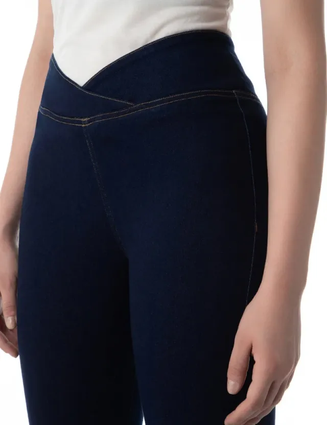 Women's Mid-Rise Flared Pull-on Jeans – image 4