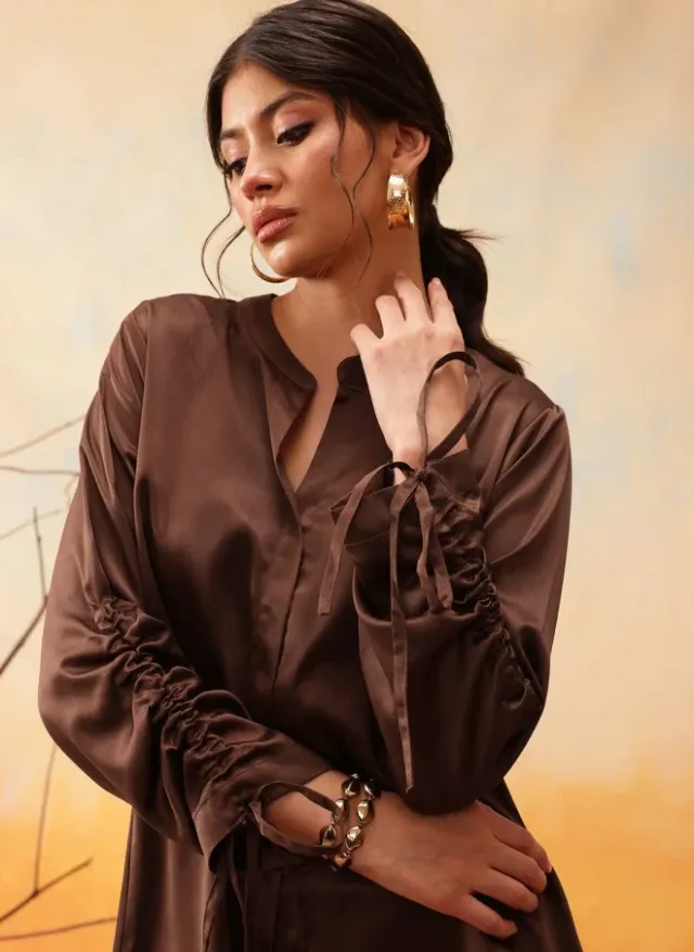 طقم ساتان بني للنساء – صورة 2