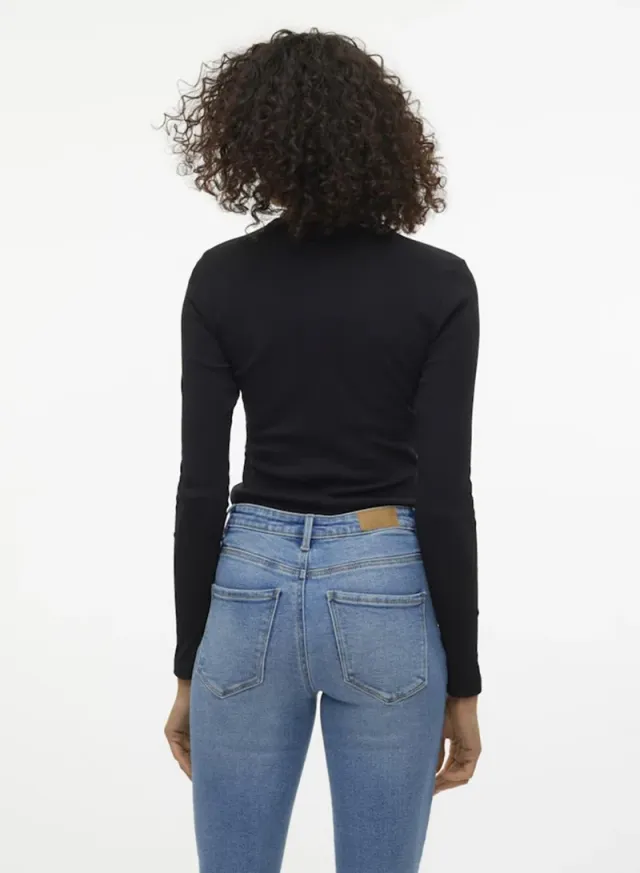 بلوزة نسائية بأكمام طويلة بياقة دائرية بقصة ضيقة Vero Moda – صورة 5