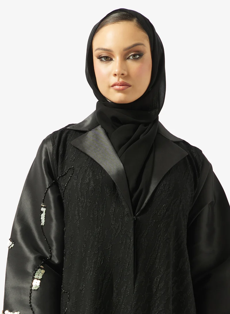 عباية مفتوحة من الأمام مزينة مع ياقة لابيل