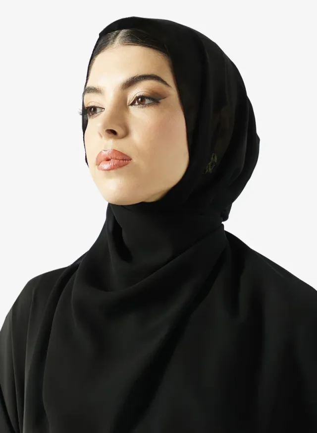 عباية مطرزة باللون الأسود مع شيلا – صورة 5