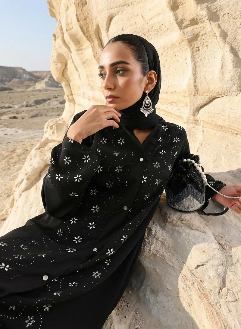عباية مقصوصة بالليزر بنقوش زهور سوداء مع حجاب