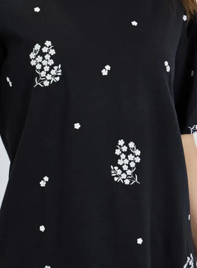 Floral Embroidered Oversized T-Shirt Black – image 4