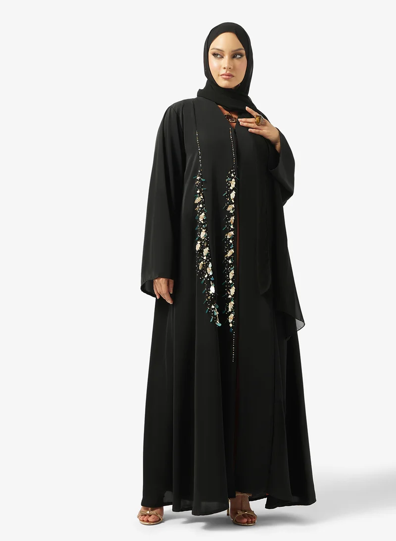 عباية مفتوحة مزينة بياقة على شكل حرف