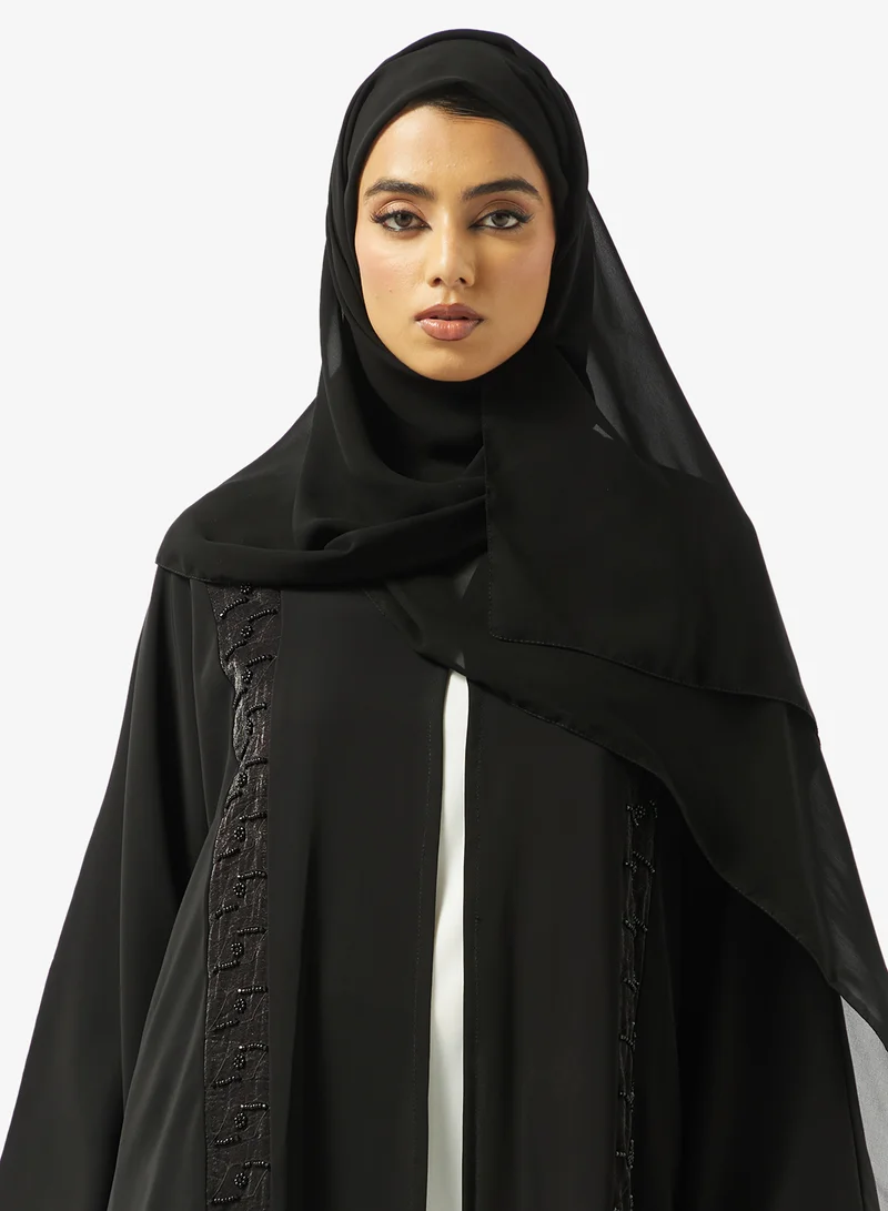 عباية مفتوحة مزينة بياقة على شكل حرف
