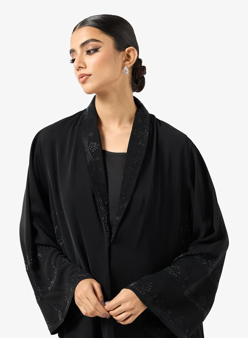 عباية مزينة مع شيلة سوداء