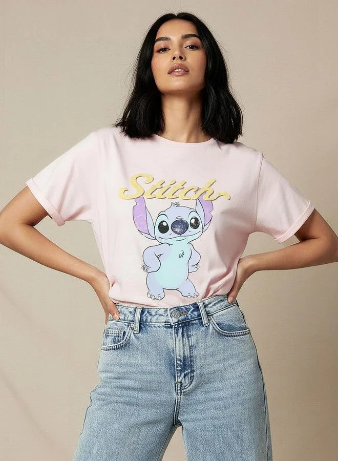 تيشيرت بطبعة Stitch وردي