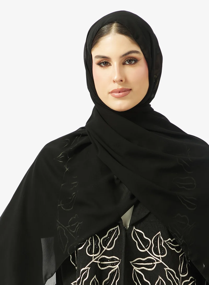 عباية مفتوحة من الأمام مطرزة ومزينة بياقة لابيل عريضة