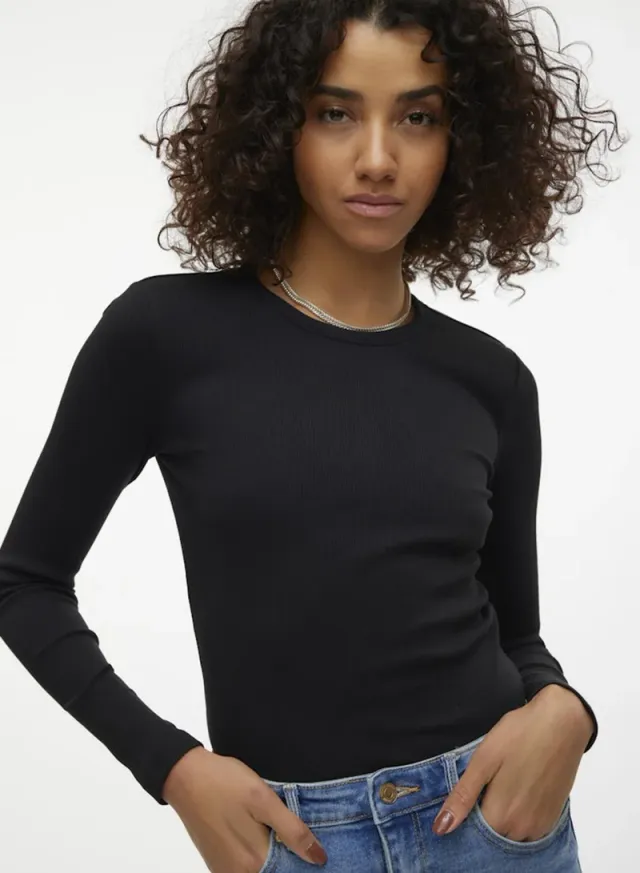 بلوزة نسائية بأكمام طويلة بياقة دائرية بقصة ضيقة Vero Moda