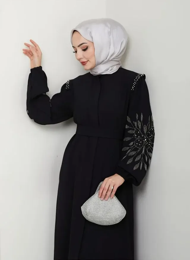 جلابية سوداء بتفاصيل باتشورك أكمام طويلة – صورة 5