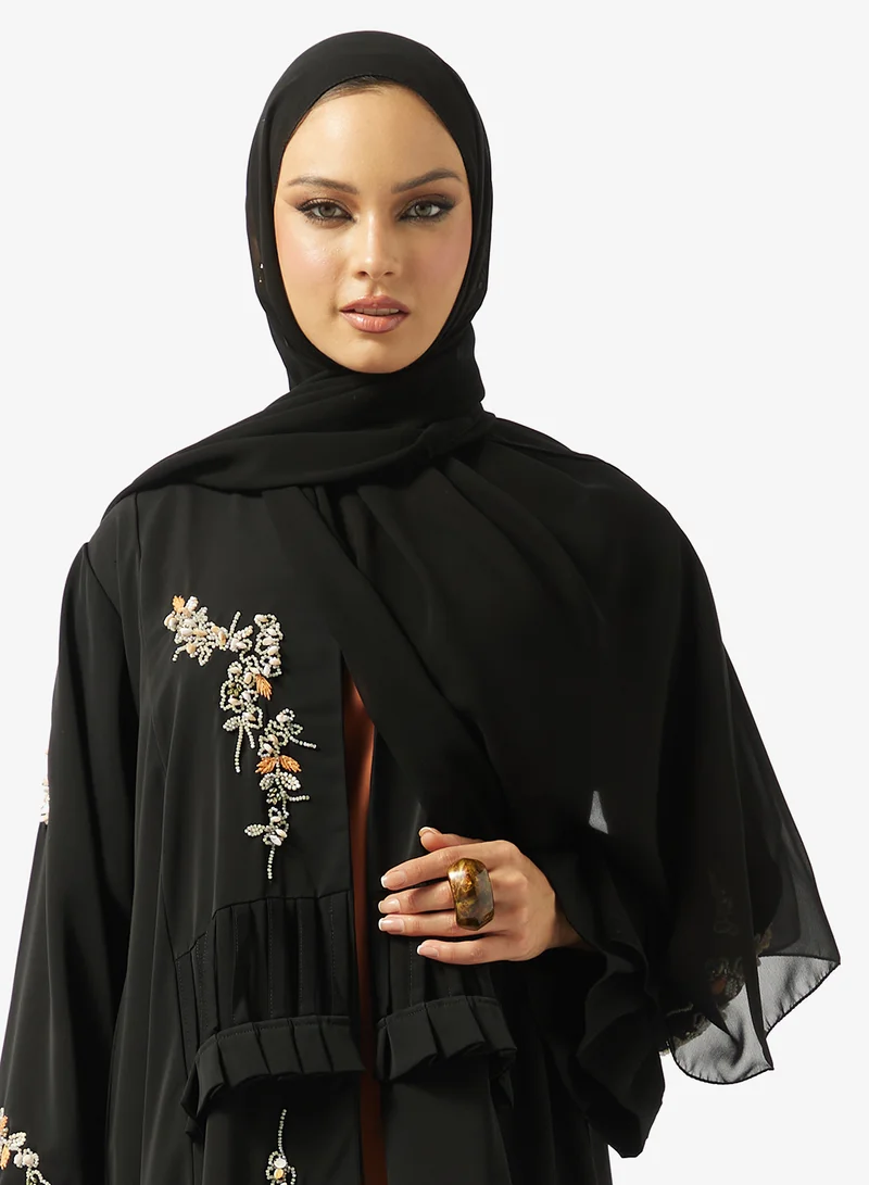 عباية مفتوحة بياقة على شكل حرف  مزينة بالزهور