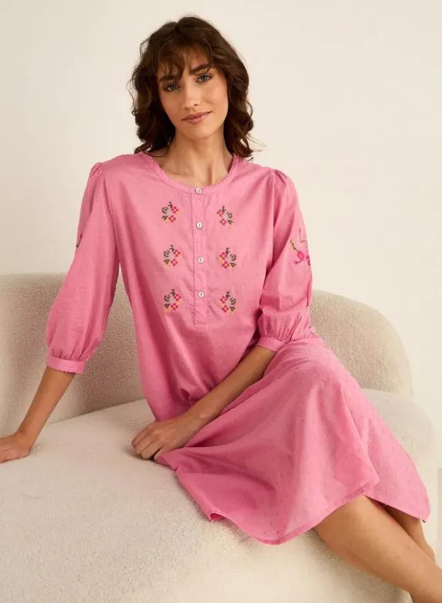فستان نوم بأكمام ثلاثة أرباع مطرز