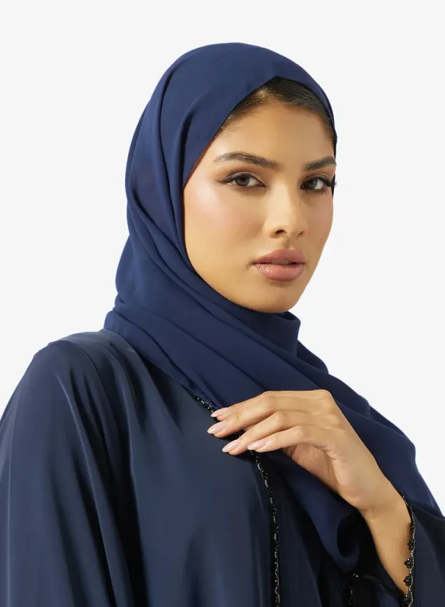 عباية بياقة عالية ومزينة – صورة 4