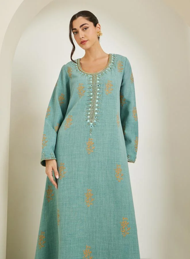 جلابية خضراء مطرزة بحافة واسعة