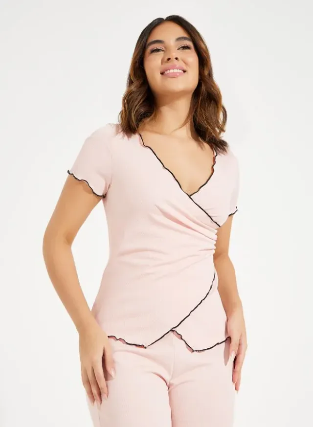 طقم من بنطال بيجاما مع تيشيرت مضلع بنمط لف – صورة 2