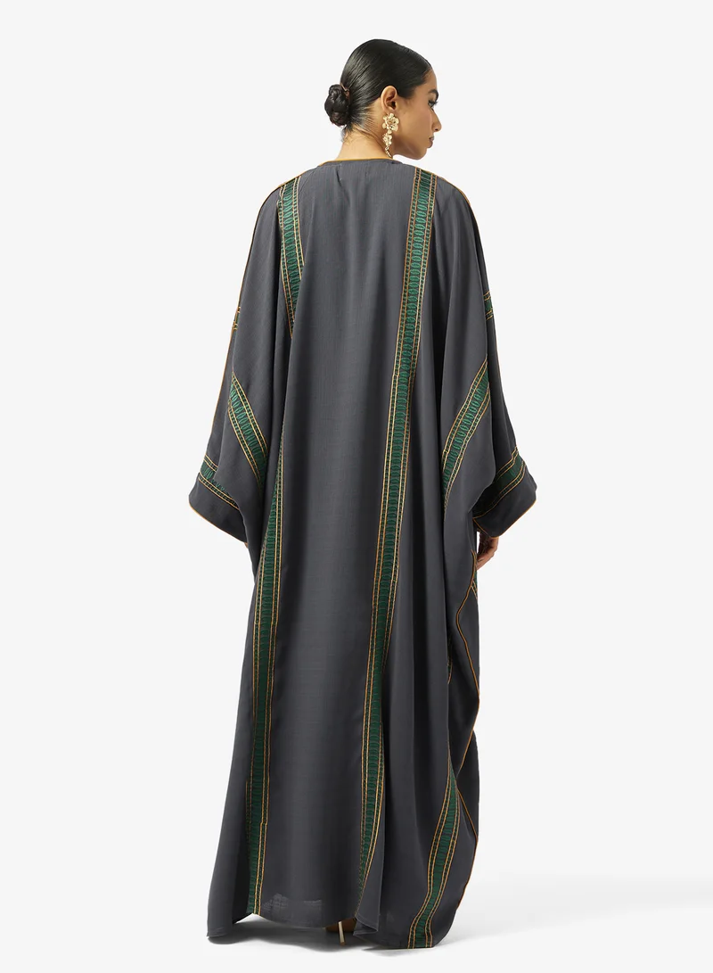 عباية وشيلة مطرزة