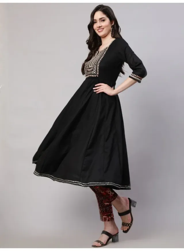 Ethnic Motif Thread Work Kurta Set with Trousers and Dupatta – image 4
