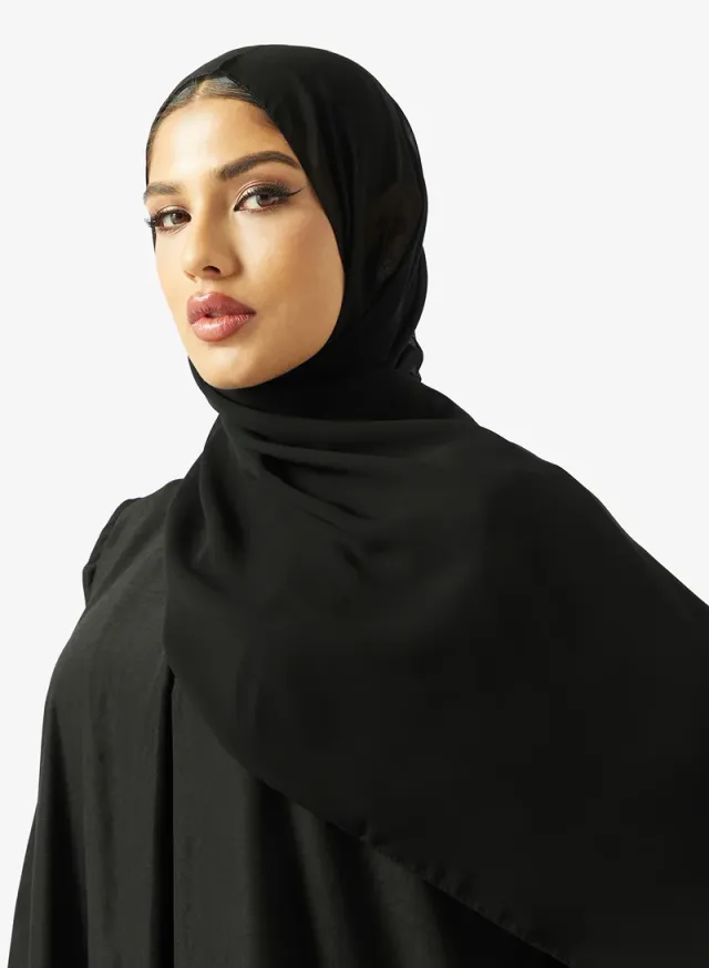 عباية مطرزة باللون الأسود مع شيلة – صورة 4