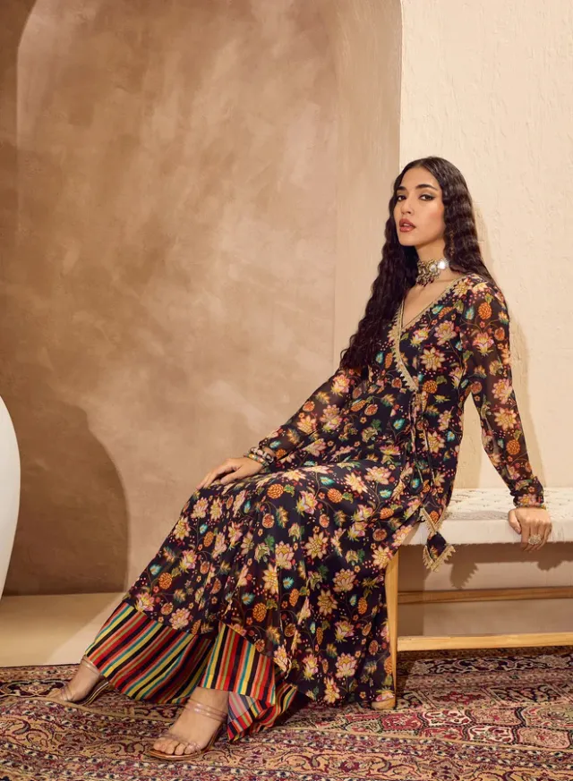 طقم كورتا أناركالي مطبوع بالزهور مع بالازو – صورة 4